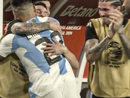 El emotivo abrazo de Lautaro Martínez a Lionel Messi en el festejo del 1-0