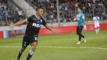 El juvenil Maximiliano Cuadra de Racing celebra tras el error de Josué Ayala de Atlético Tucumán El juvenil Maximiliano Cuadra de Racing celebra tras el error de Josué Ayala de Atlético Tucumán