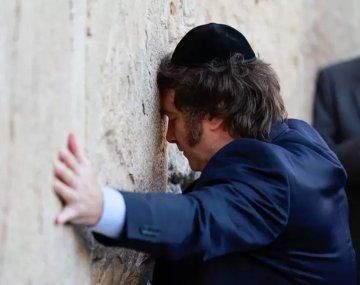 El presidente Javier Milei durante su visita al Muro de los Lamentos