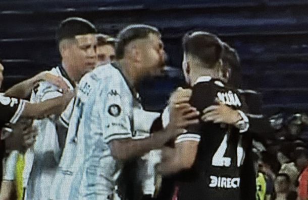 Clásico caliente: así Rocky Balboa escupió al Huevo Acuña en el final del partido