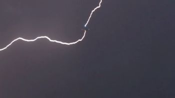 dos aviones alcanzados por rayos dos aviones alcanzados por rayos
