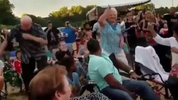 Dos abuelos que la rompieron bailando en un recital de rap se viralizaron Dos abuelos que la rompieron bailando en un recital de rap se viralizaron