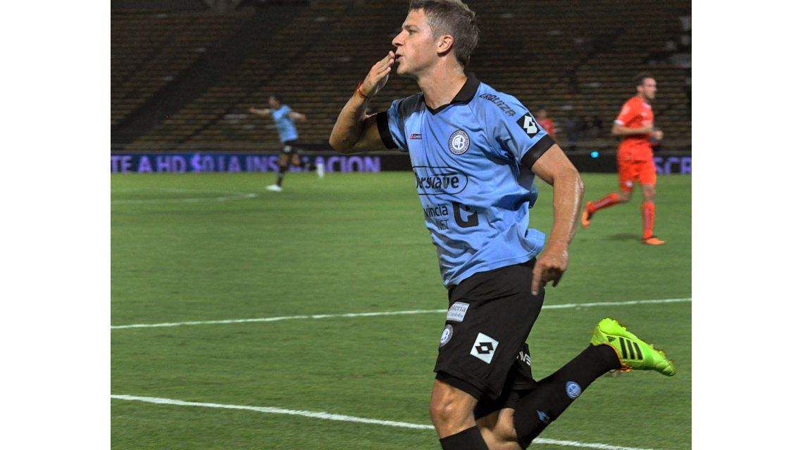 Belgrano no perdonó a Independiente y lo goleó en Córdoba
