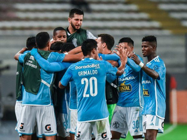 Una buena para River: Sporting Cristal venció al The Strongest y dejó todo igualado