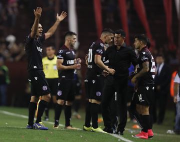 Acá sí pidieron VAR: la jugada que le dio la clasificación a la final a Lanús ante River