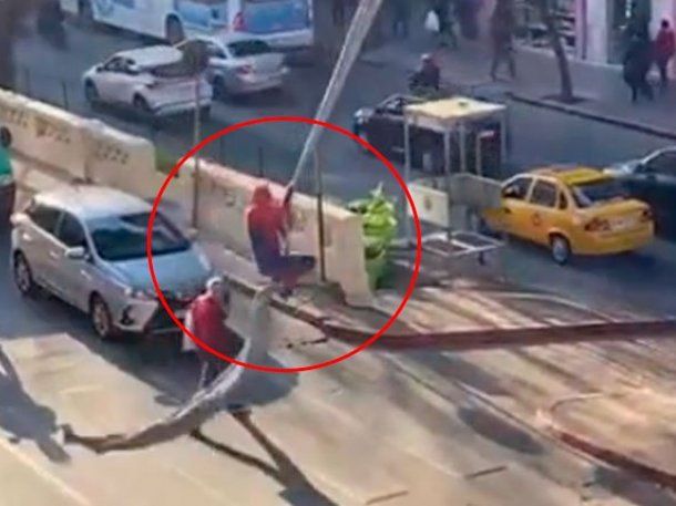 Un hombre vestido de Spiderman apareció colgando y generó revuelo en Córdoba