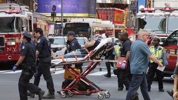 Un auto atropelló a peatones en Times Square Un auto atropelló a peatones en Times Square