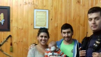 Los papás del bebé fueron a agradecer a los policías Los papás del bebé fueron a agradecer a los policías