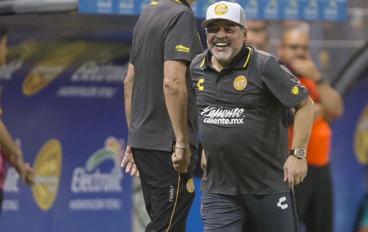 Diego Maradona fue el centro de escena en su debut en Dorados de Sinaloa