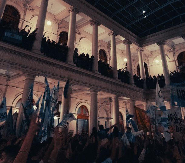 Estudiantes tomaron el rectorado de la Universidad de La Plata. 