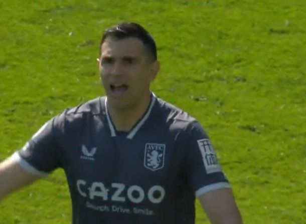 Tremenda atajada del Dibu Martínez a Harry Kane en Aston Villa vs Tottenham