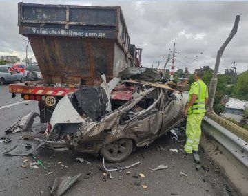 Un muerto por un auto que embistió un camión con volquetes