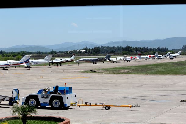 Nada cambia: los 15 aviones privados de los dirigentes de Macri en Jujuy