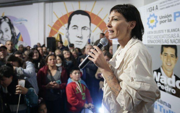 Mayra Mendoza cruzó a Manuel Adorni.