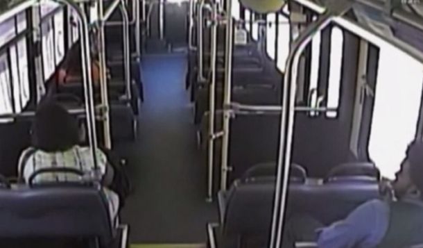 De milagro: así escaparon de un micro antes de ser embestidos por un tren