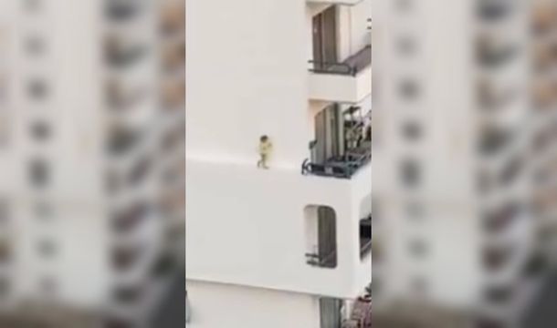 Una nena caminó por la cornisa de un edificio en Tenerife y casi infarta a sus vecinos