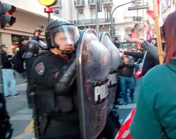 Los trabajadores se enfrentan a la policía que no quiere que corten la calle.