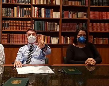 El presidente de Brasil, Jair Bolsonaro, irrumpi&oacute; con barbijo en su transmisi&oacute;n de Facebook Live de los jueves