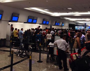 Piden a pasajeros averiguar sobre su vuelo antes de salir