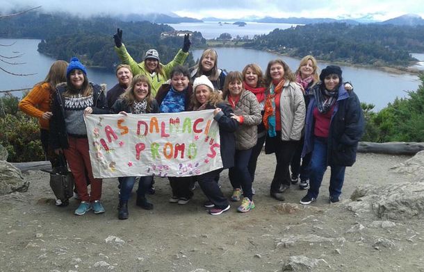 Ex alumnas del colegio Dalmacio Vélez Sarsfield en Bariloche.