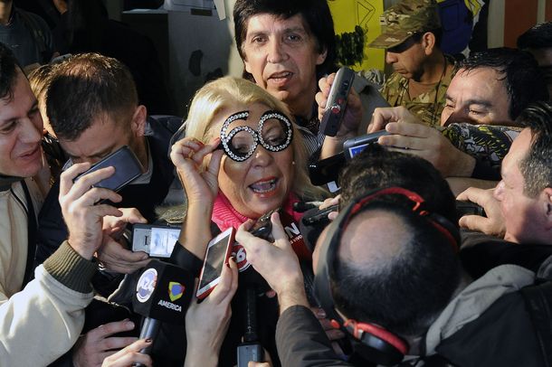 Carrió, la primera en votar: Me voy a disfrutar de mis 60