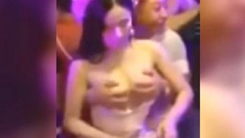 En plena boda, la joven permitió que los invitados le tocaran los senos. En plena boda, la joven permitió que los invitados le tocaran los senos.