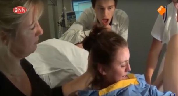 La sorpresa y terror de un joven al presenciar el parto se viraliza