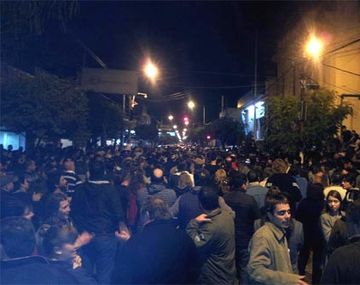 Tres mil vecinos reclamaron justicia frente a la comisaría