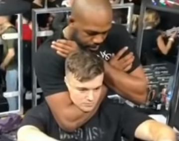 Una figura de la UFC dejó inconsciente a un fanático y causó terror