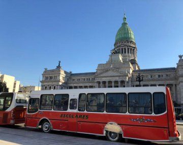 Continúa la protesta de los choferes de micros escolares en el Congreso