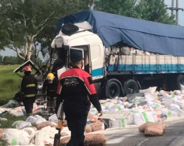 Violento choque de camiones: una mujer atrapada mientras los vecinos robaban harina