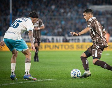 Platense sorprendió a Racing en el Cilindro y se metió en cuartos del Torneo Apertura