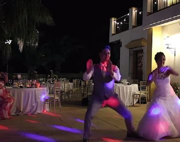 VIDEO: Pareja es furor por baile en su casamiento