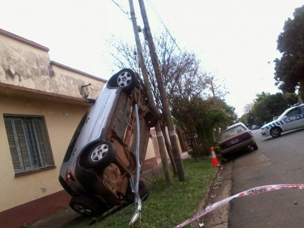 Mal cálculo: dejó su auto colgado y huyó por vergüenza