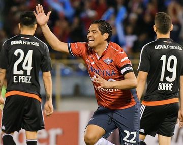 Zenteno festeja a espaldas de Enzo Pérez