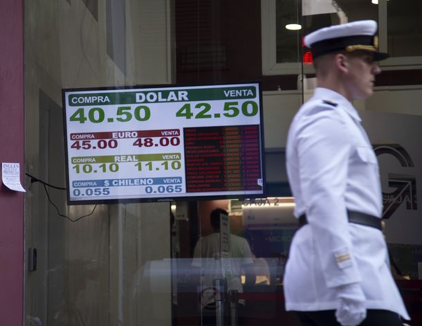 El dólar llegó a estar cómodo por debajo de los $43 en las pizarras