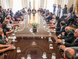 Alberto Fernández en la firma del acuerdo social con empresarios, la CGT y movimientos sociales.