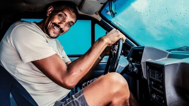 El calvario de un hombre que es tan alto que no le dan la licencia de conducir