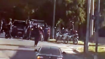 maxima tension en cordoba: arrojaron una granada a un patrullero en un operativo policial maxima tension en cordoba: arrojaron una granada a un patrullero en un operativo policial
