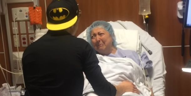 Viajó más de 6 mil kilómetros para sorprender a su madre el día de su trasplante