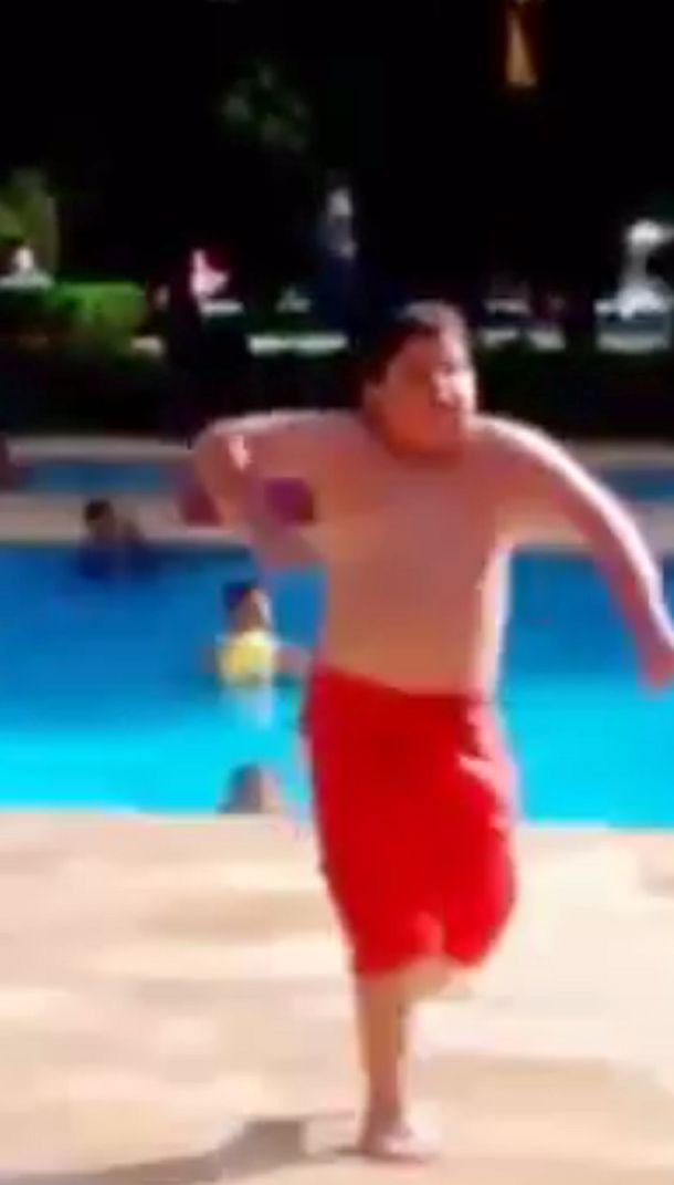 Como en La Máscara: un nene imitó el baile de Jim Carrey y es furor en la web