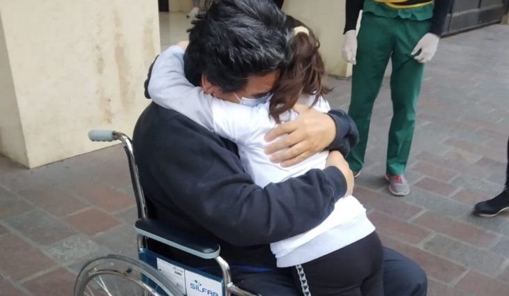 El conmovedor abrazo de un padre con su hija tras superar el covid y estar un mes con respirador