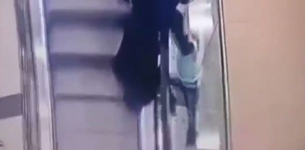 Otra vez una escalera mecánica: una nena cayó por el hueco