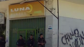 chino, violin y puto: escracharon al dueno de un super por presunto abuso a una nena de 11 anos chino, violin y puto: escracharon al dueno de un super por presunto abuso a una nena de 11 anos