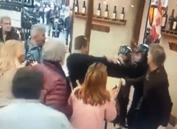 Violencia policial sin límite: así se defendieron los clientes de una reconocida pizzería