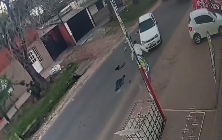 El portón abierto de un vehículo municipal chocó a un coche estacionado. El portón abierto de un vehículo municipal chocó a un coche estacionado.