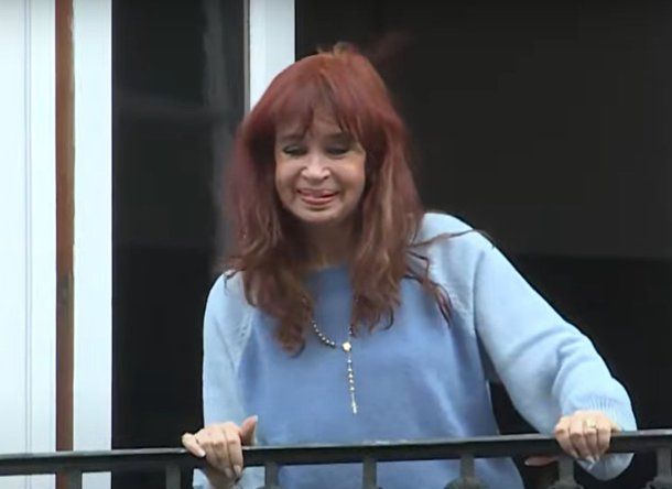 Cristina Kirchner volvió a sorprender a sus seguidores desde el balcón: el video