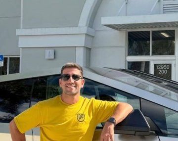 El diputado de La Libertad Avanza, Manuel Quintar, junto a su Tesla Cybertruck.