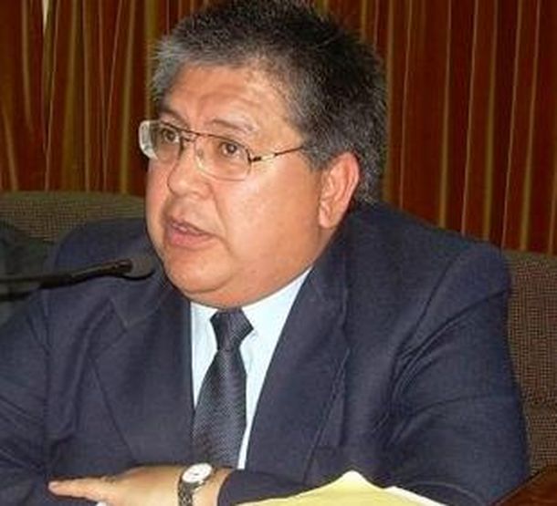 Navarro acusó a Scioli de querer conseguir un título en los diarios