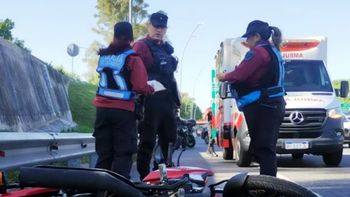 un motociclista quedo con fractura expuesta en la general paz tras chocar con un auto un motociclista quedo con fractura expuesta en la general paz tras chocar con un auto